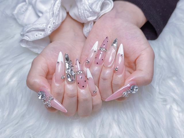 AME29 Nail フレンチとドットのストーンネイル