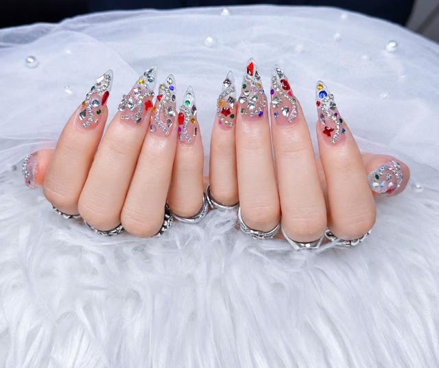 AME29 Nail カラフルなストーンのクリアロングネイル
