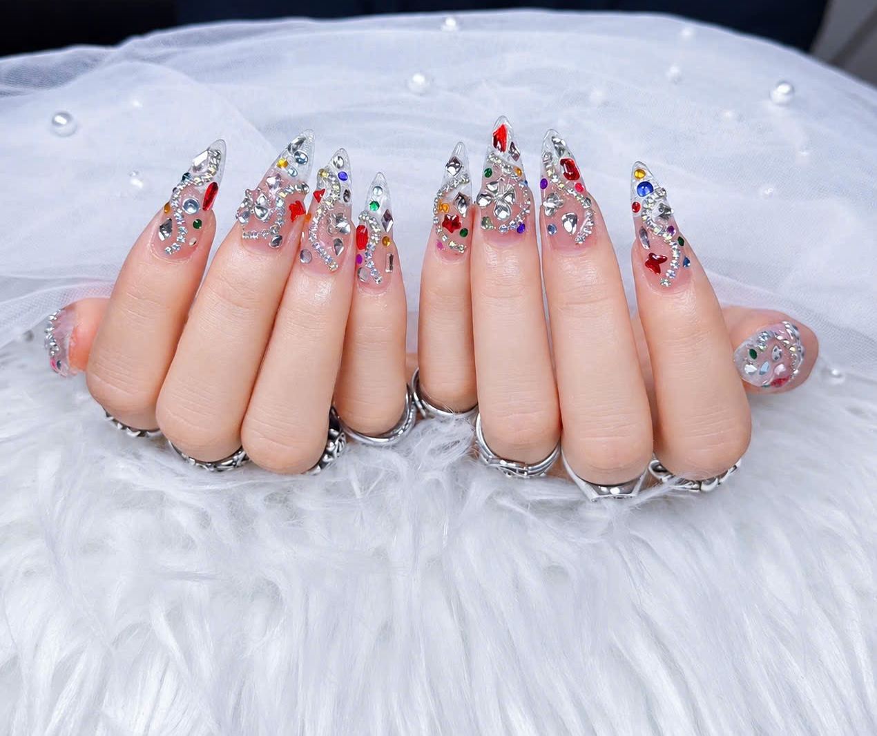 AME29 Nailのデザイン例（カラフルなストーンのクリアロングネイル）