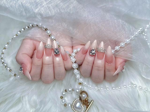 AME29 Nail パールとストーンのヌーディグラデーション